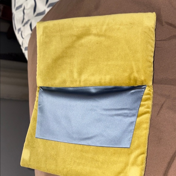 Gucci Authentic Kiwi Color Velvet Cushion Eyeglass Case - Picture 2 of 3